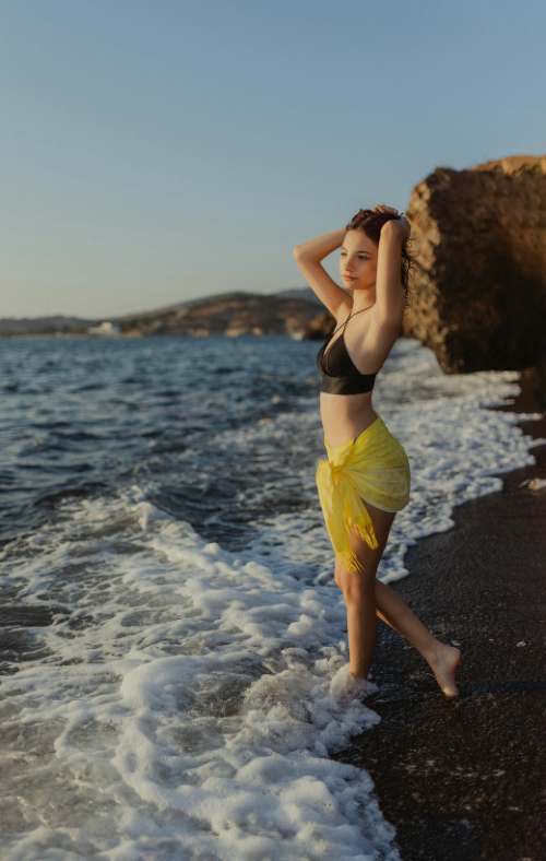 Pourquoi porter un paréo à la plage ? Découvrez tous ses avantages ! 🌴